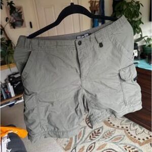 Columbia Olive Cargo Shorts upf 50